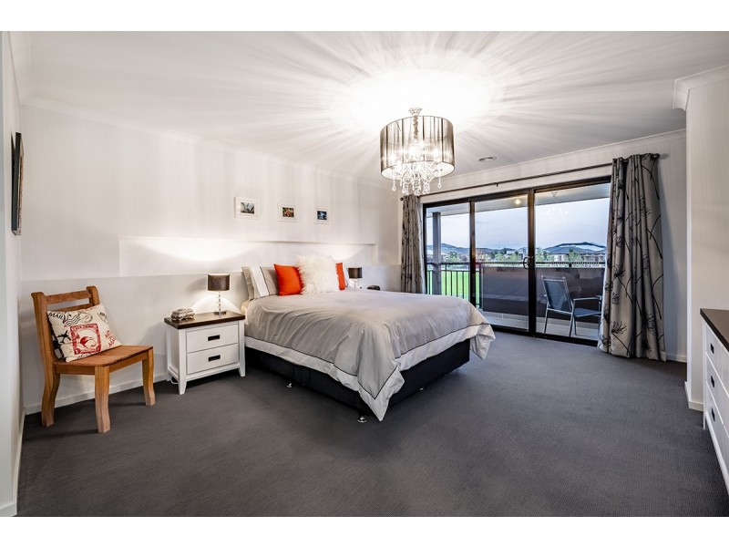 14 Sandown Parade, Clyde North VIC 3978