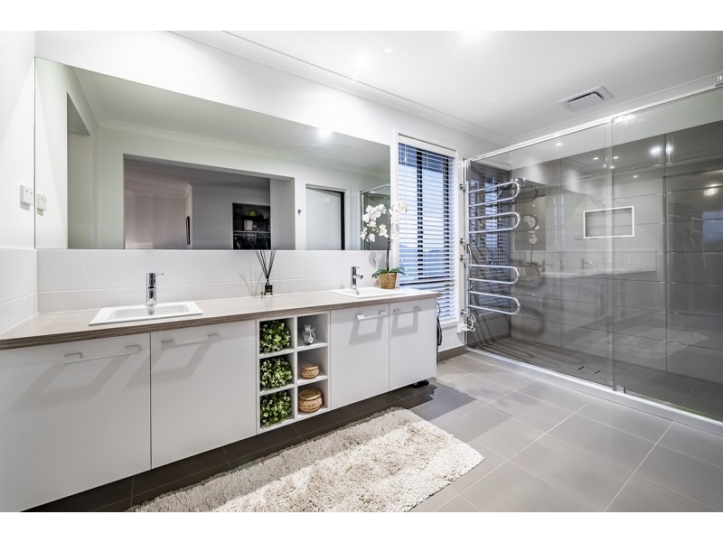 14 Sandown Parade, Clyde North VIC 3978