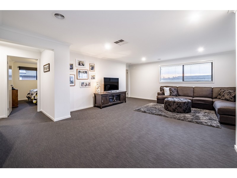 14 Sandown Parade, Clyde North VIC 3978