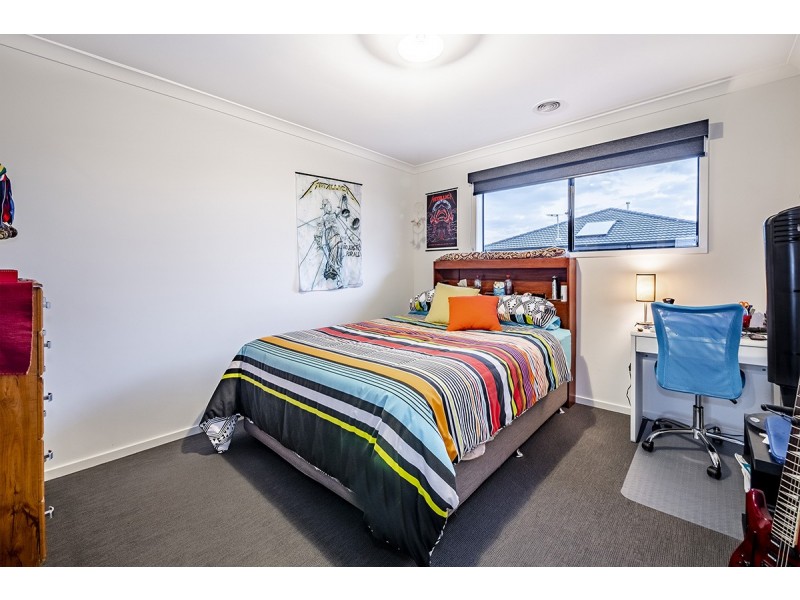 14 Sandown Parade, Clyde North VIC 3978