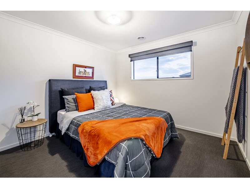 14 Sandown Parade, Clyde North VIC 3978