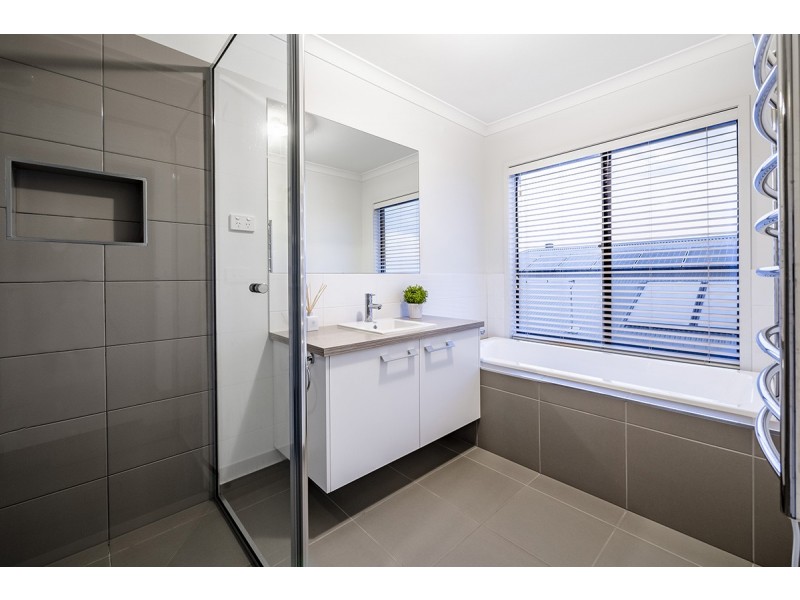 14 Sandown Parade, Clyde North VIC 3978