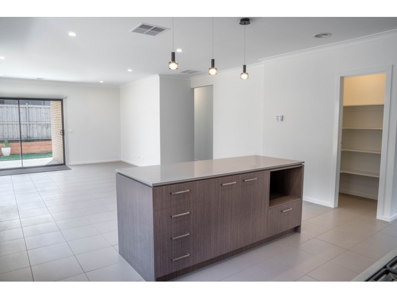 6 Bainton Avenue, Clyde VIC 3978