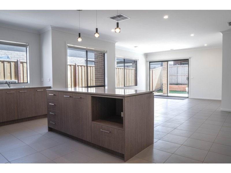 6 Bainton Avenue, Clyde VIC 3978