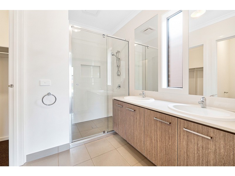 6 Bainton Avenue, Clyde VIC 3978