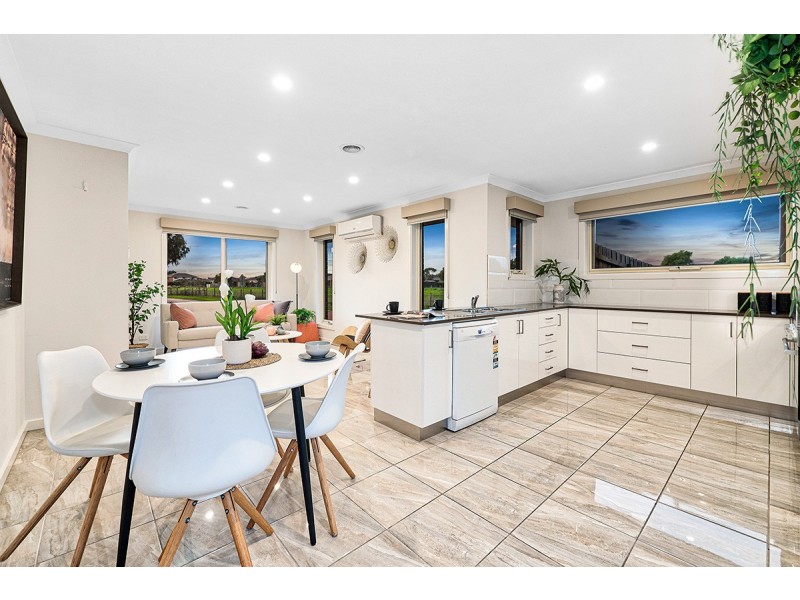 24 Waltzing Drive, Lynbrook VIC 3975