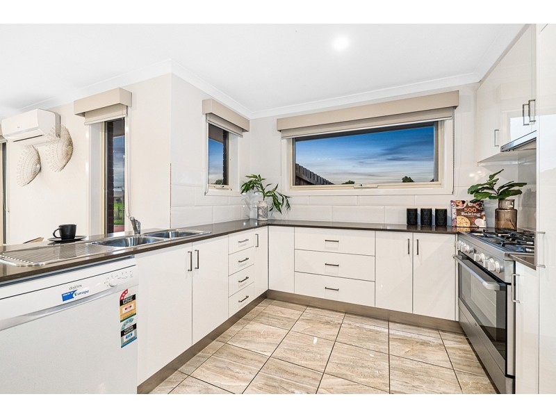 24 Waltzing Drive, Lynbrook VIC 3975