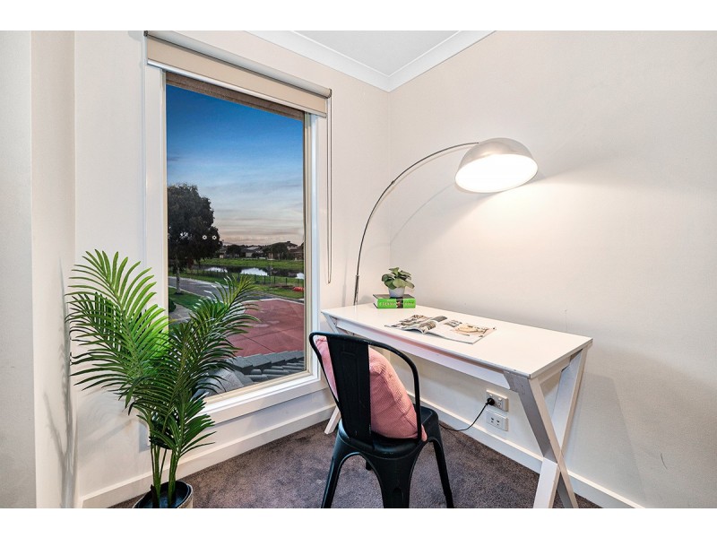 24 Waltzing Drive, Lynbrook VIC 3975