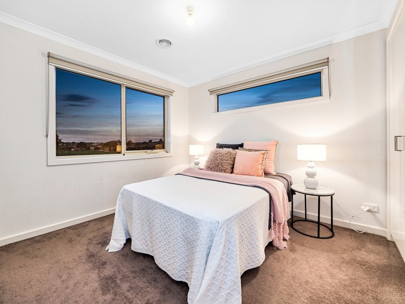 24 Waltzing Drive, Lynbrook VIC 3975