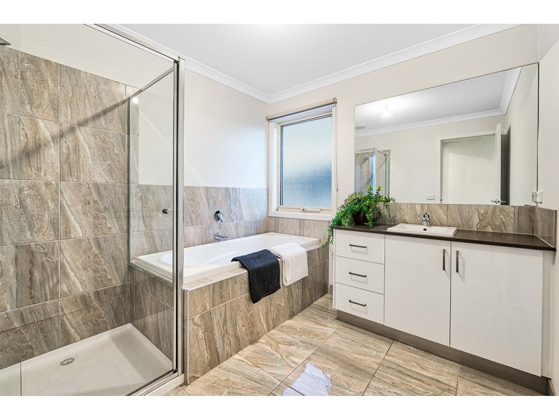 24 Waltzing Drive, Lynbrook VIC 3975