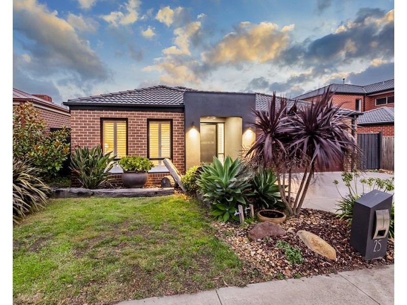 25 Crowe Avenue, Cranbourne West VIC 3977
