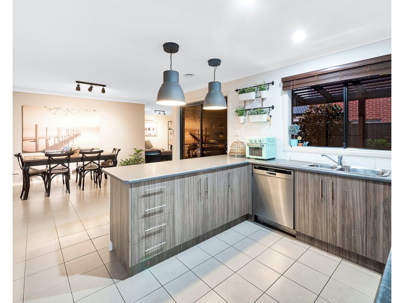 25 Crowe Avenue, Cranbourne West VIC 3977