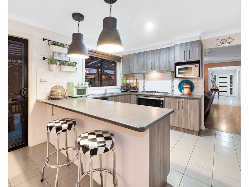 25 Crowe Avenue, Cranbourne West VIC 3977