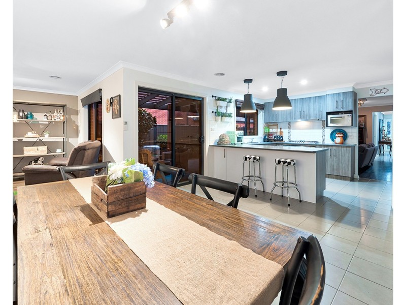 25 Crowe Avenue, Cranbourne West VIC 3977