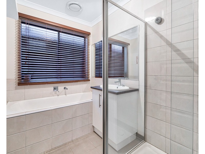 25 Crowe Avenue, Cranbourne West VIC 3977