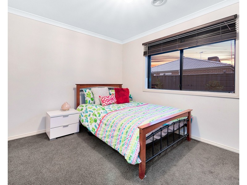 25 Crowe Avenue, Cranbourne West VIC 3977