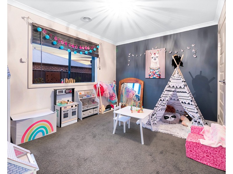 25 Crowe Avenue, Cranbourne West VIC 3977