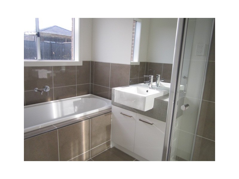 7 Connewara Crescent, Clyde North VIC 3978