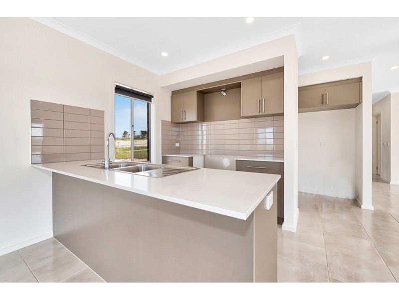 15 Mireland Street, Clyde North VIC 3978