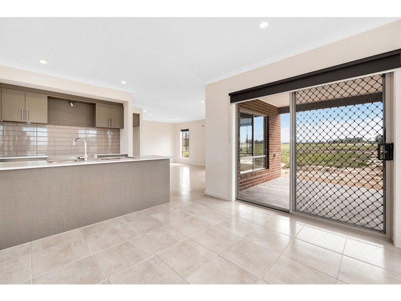 15 Mireland Street, Clyde North VIC 3978