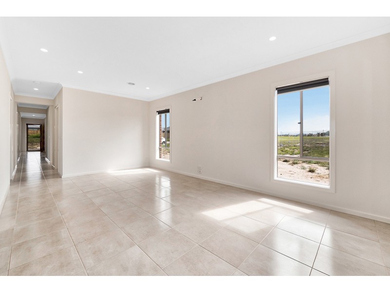 15 Mireland Street, Clyde North VIC 3978