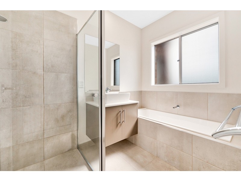 15 Mireland Street, Clyde North VIC 3978