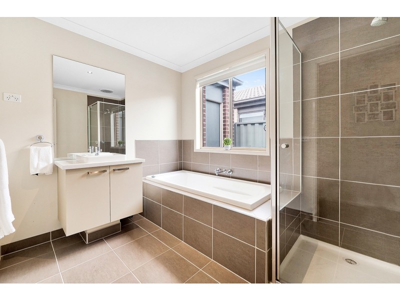 4 Wagner Close, Cranbourne East VIC 3977