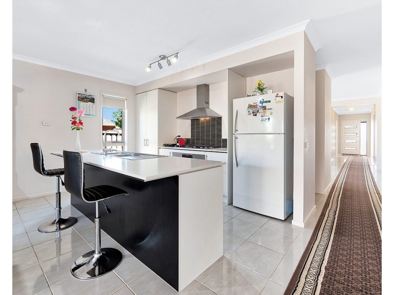 2 Watford Avenue, Cranbourne West VIC 3977