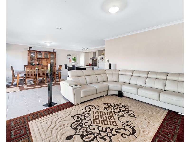 2 Watford Avenue, Cranbourne West VIC 3977