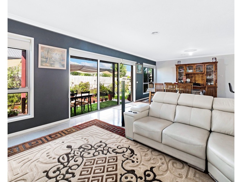 2 Watford Avenue, Cranbourne West VIC 3977