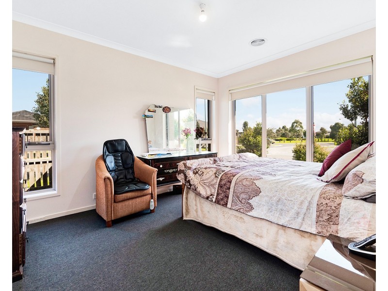 2 Watford Avenue, Cranbourne West VIC 3977