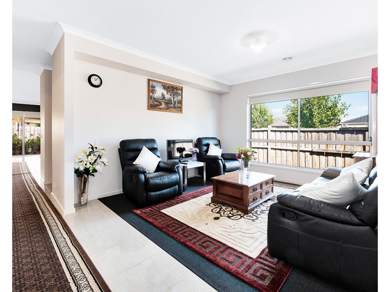 2 Watford Avenue, Cranbourne West VIC 3977