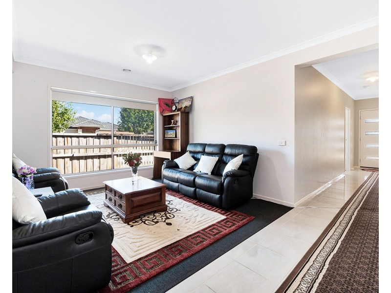 2 Watford Avenue, Cranbourne West VIC 3977