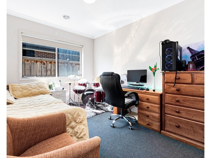 2 Watford Avenue, Cranbourne West VIC 3977