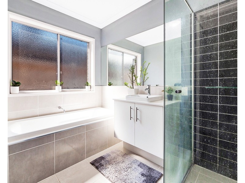 2 Watford Avenue, Cranbourne West VIC 3977