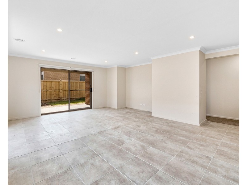 19 Outfield Road, Clyde VIC 3978