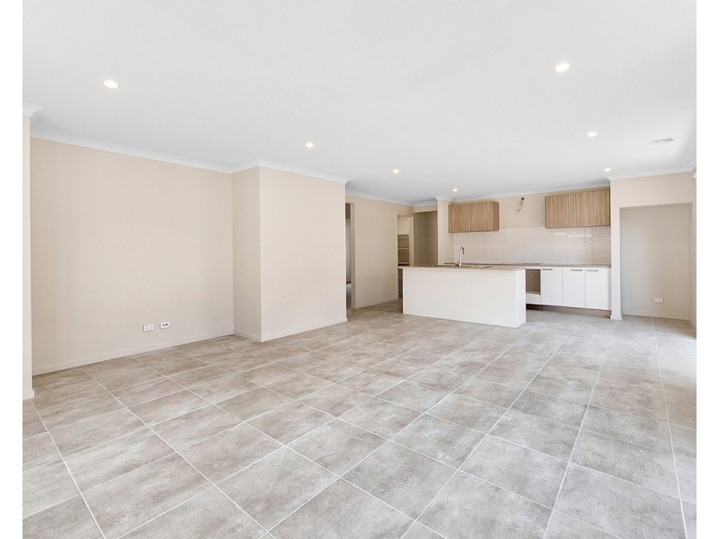 19 Outfield Road, Clyde VIC 3978