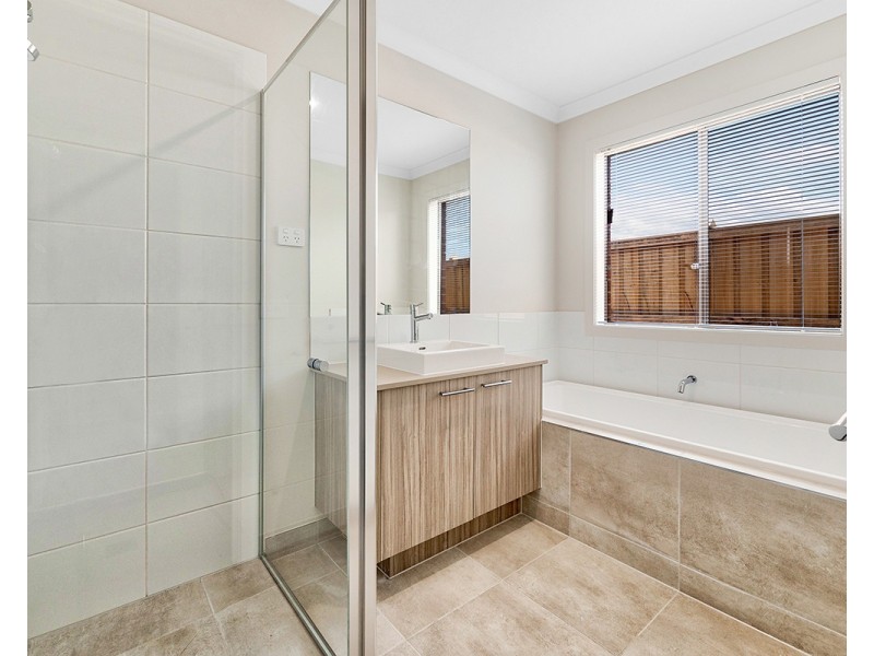 19 Outfield Road, Clyde VIC 3978