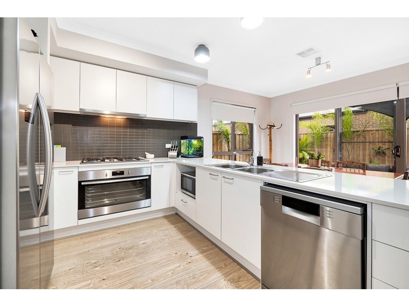 119 Thoroughbred Drive, Clyde North VIC 3978