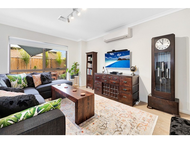 119 Thoroughbred Drive, Clyde North VIC 3978