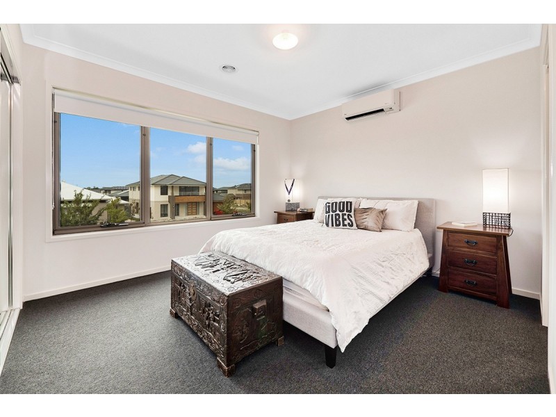 119 Thoroughbred Drive, Clyde North VIC 3978