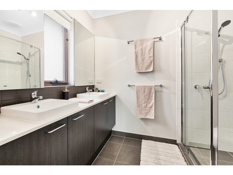 119 Thoroughbred Drive, Clyde North VIC 3978