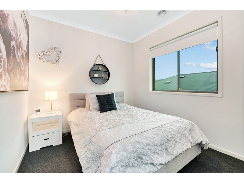 119 Thoroughbred Drive, Clyde North VIC 3978