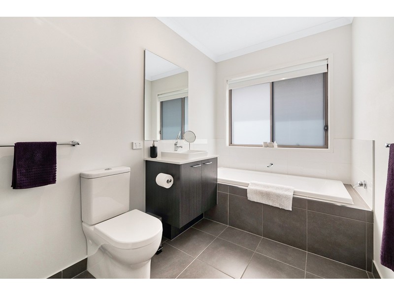 119 Thoroughbred Drive, Clyde North VIC 3978