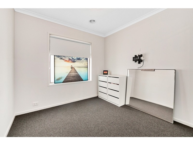 119 Thoroughbred Drive, Clyde North VIC 3978