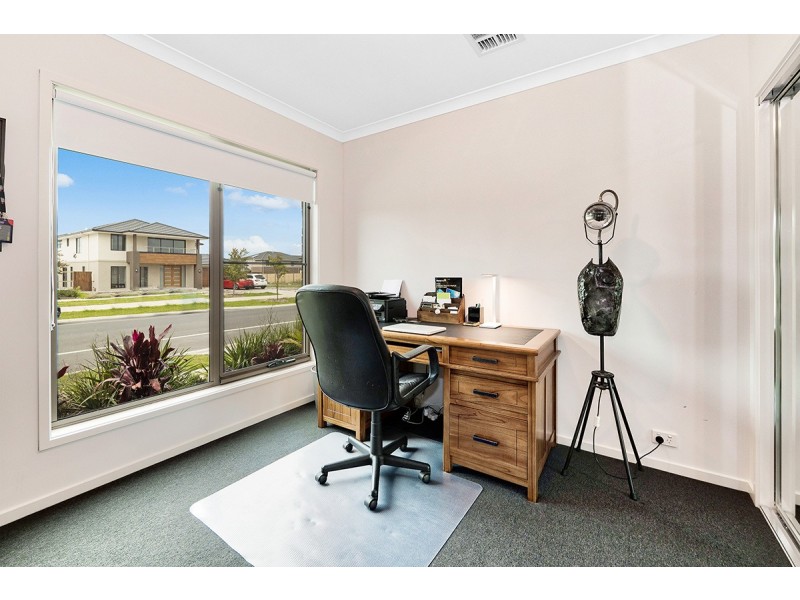 119 Thoroughbred Drive, Clyde North VIC 3978