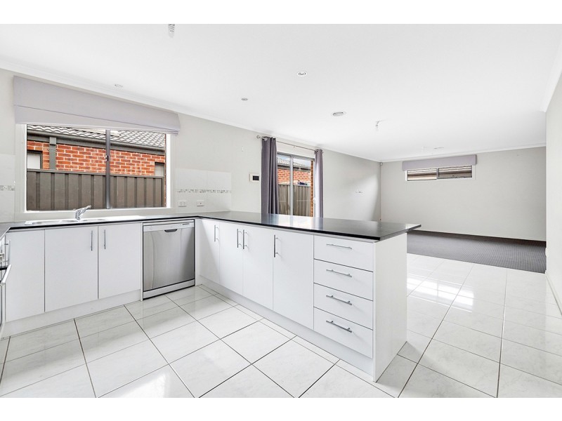 37 Barossa Drive, Clyde North VIC 3978