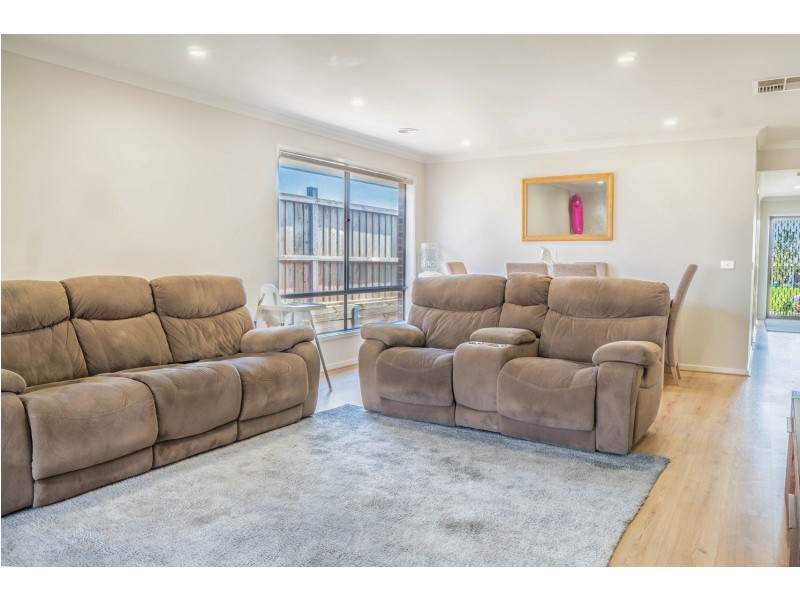 2 Mena Pl, Clyde VIC 3978