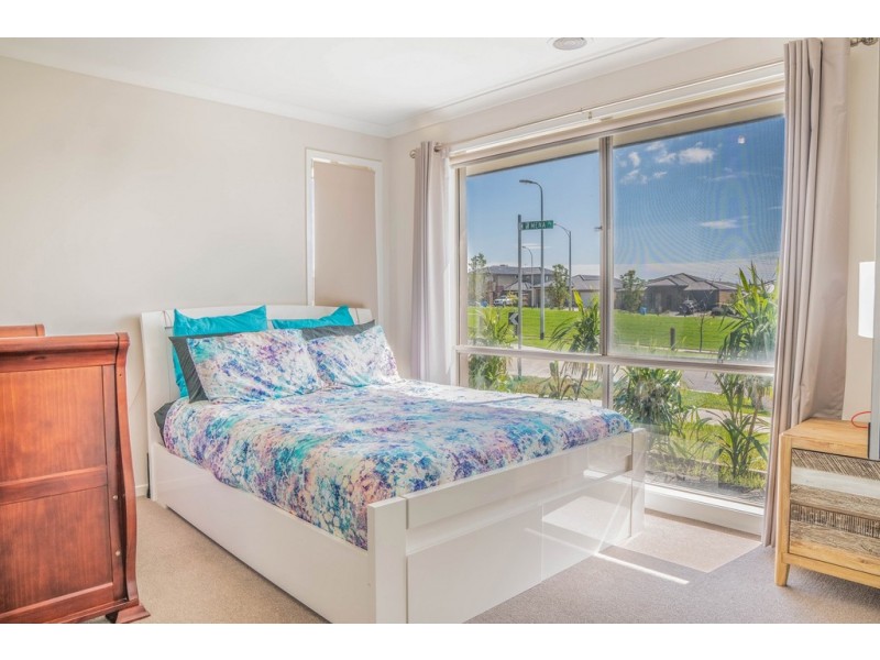 2 Mena Pl, Clyde VIC 3978