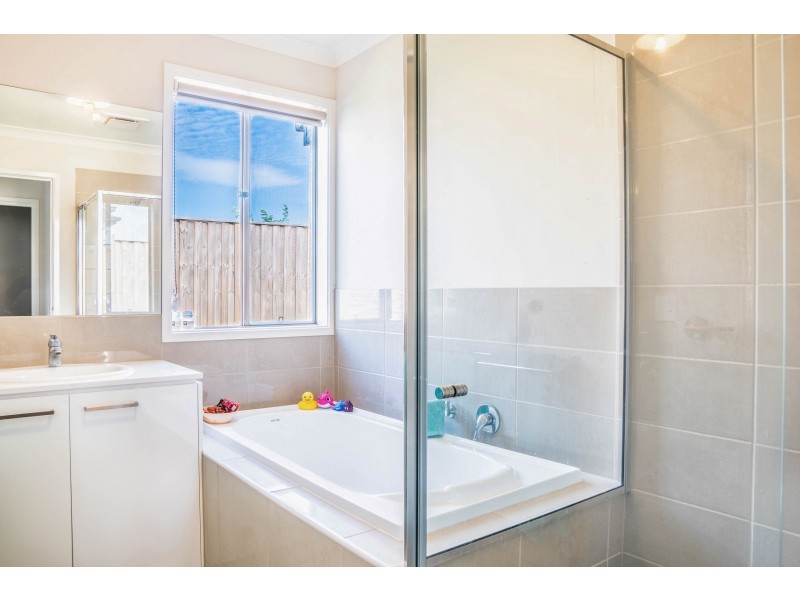 2 Mena Pl, Clyde VIC 3978